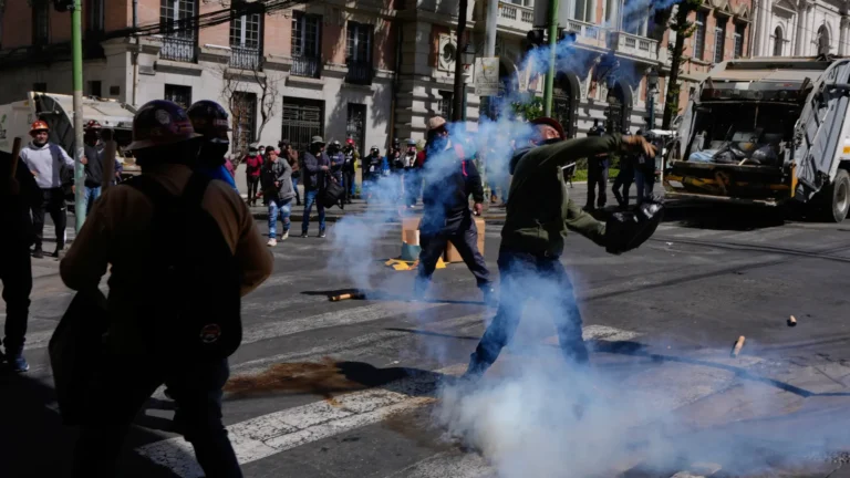 Bolivia suma cuatro muertos en su tercera semana de protestas: la crisis económica desestabiliza al gobierno de Paz