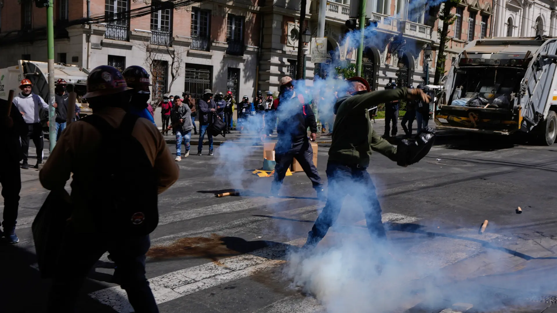 Bolivia suma cuatro muertos en su tercera semana de protestas: la crisis económica desestabiliza al gobierno de Paz