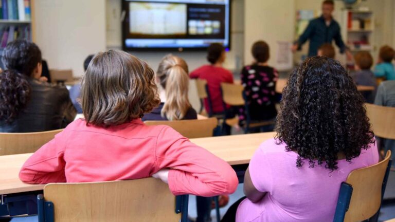 Galicia digitaliza su protocolo contra el absentismo escolar y promete ahorrar 120.000 horas de burocracia