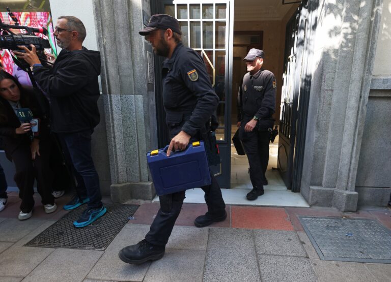 La UDEF registra la oficina de Zapatero, la empresa de sus hijas y otras dos mercantiles en el caso Plus Ultra