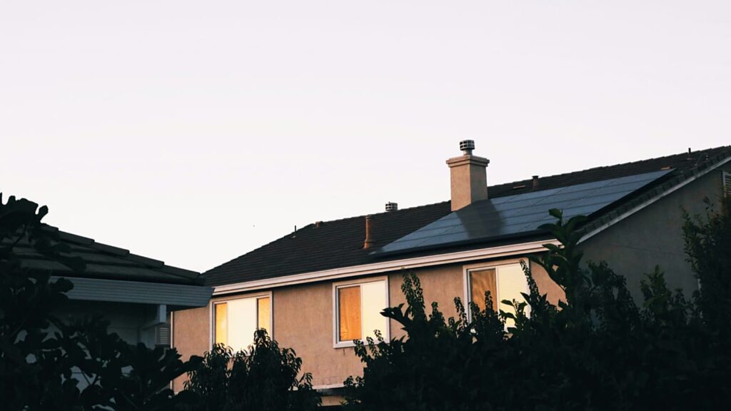 La energía solar enchufable se dispara en Europa: ¿una alternativa real a los paneles en tejado?