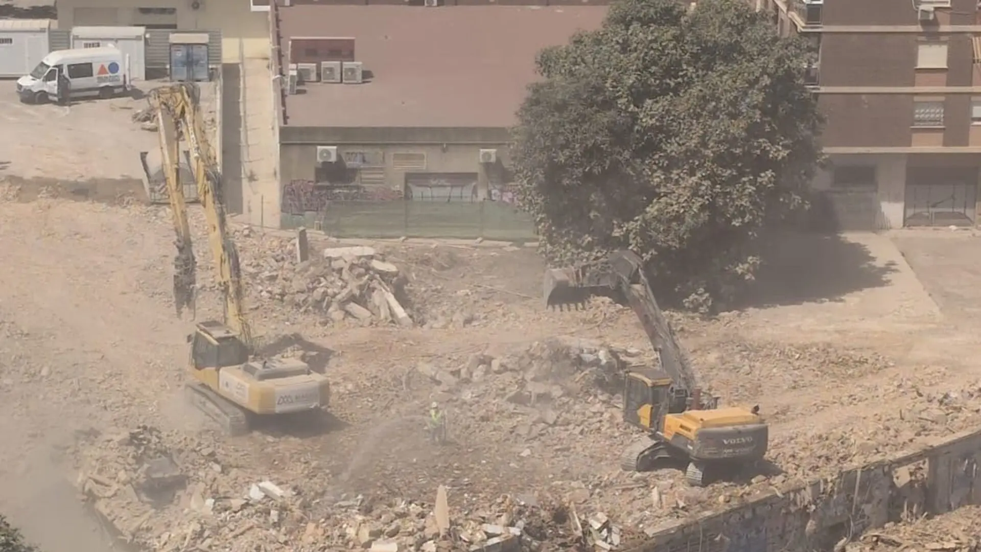 El 'Chernóbil' de Campanar desaparece tras su demolición: 200 toneladas de residuos acumulados durante cuatro décadas