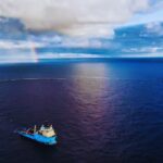 Barcos, barreras fluviales e inteligencia artificial: la infraestructura que ya retira toneladas de plástico de los océanos cada día