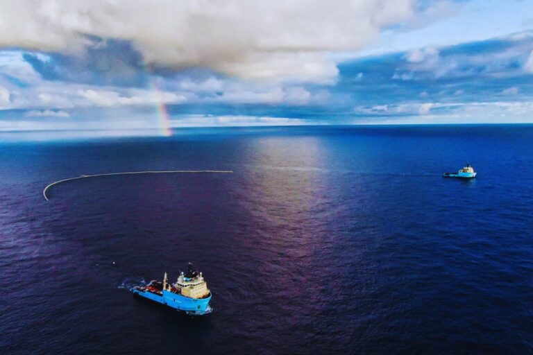 Barcos, barreras fluviales e inteligencia artificial: la infraestructura que ya retira toneladas de plástico de los océanos cada día