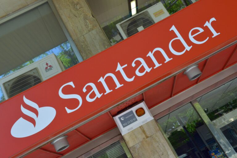Santander abre negociaciones con los sindicatos para un nuevo plan de prejubilaciones con condiciones similares a las de su ERE de 2020