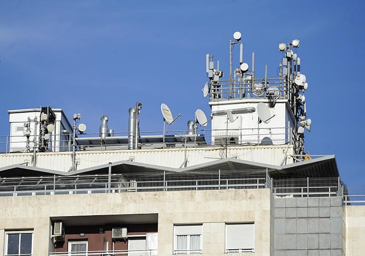 El Gobierno blinda a miles de ayuntamientos frente a reclamaciones de 1.500 millones de euros de las grandes operadoras de telecomunicaciones