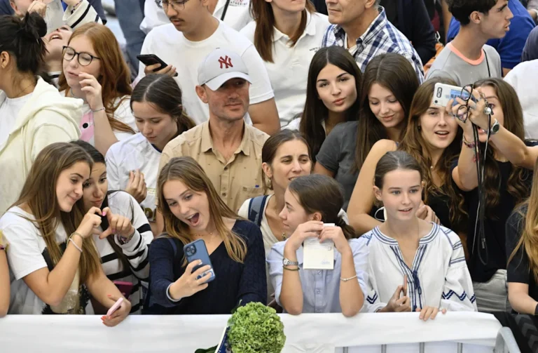 Francia aprueba la prohibición de redes sociales para menores de 15 años: primer país europeo en fijar una mayoría digital