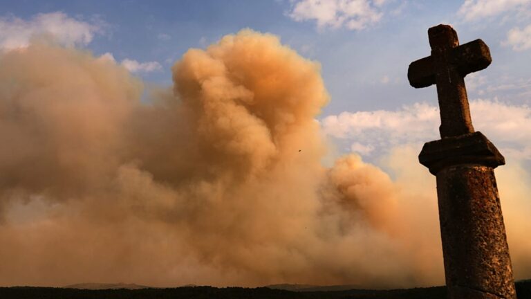 España crea un panel científico para asesorar en política climática mientras los incendios baten récords históricos