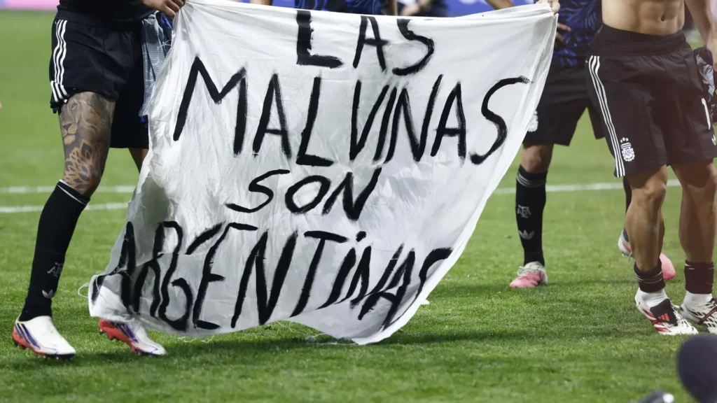 La FIFA abre expediente a Argentina por la pancarta de las Malvinas en la semifinal del Mundial