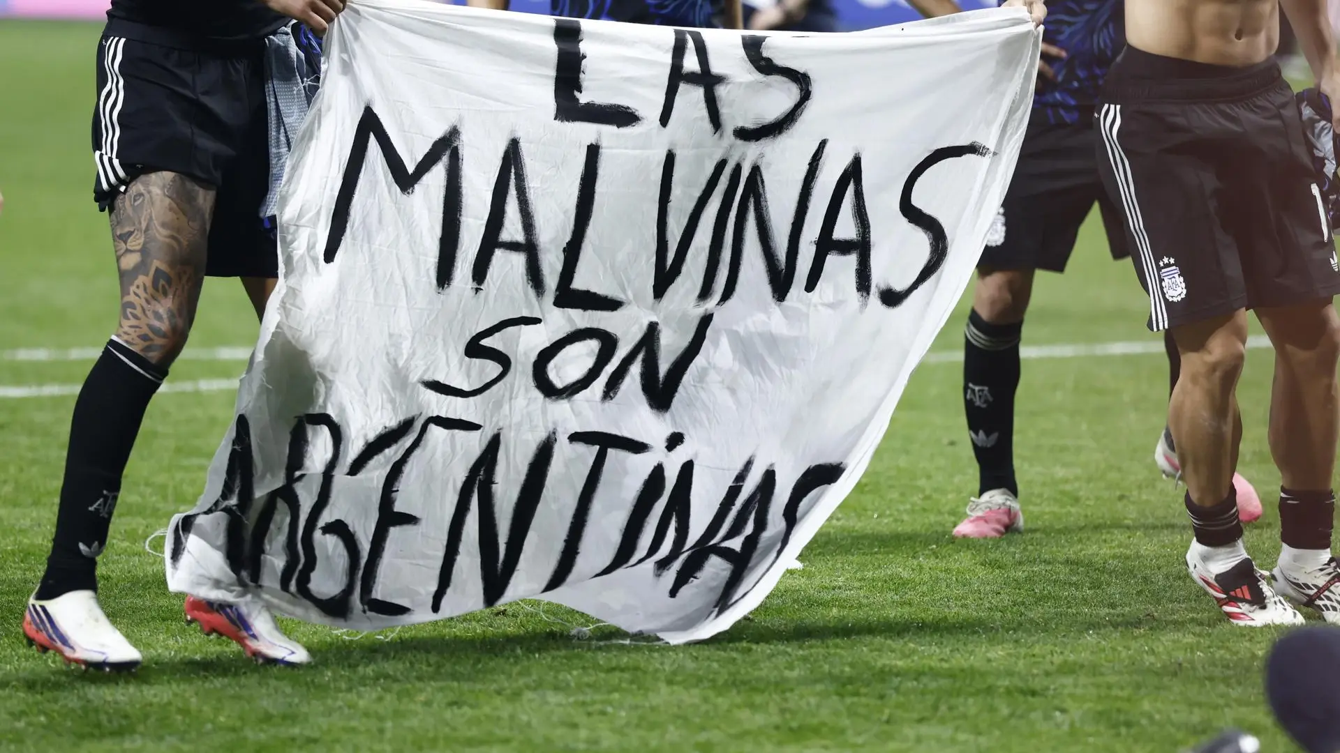 La FIFA abre expediente a Argentina por la pancarta de las Malvinas en la semifinal del Mundial