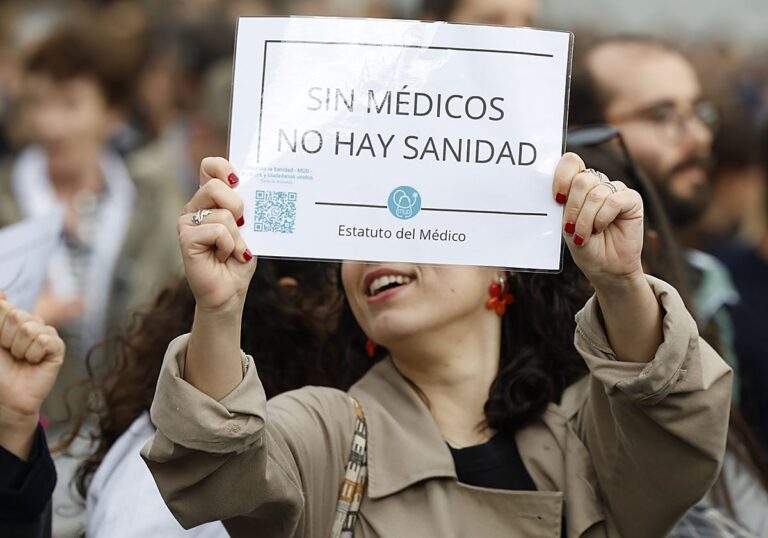 Sánchez delega en Sanidad el conflicto médico y los sindicatos lo acusan de esquivar su responsabilidad