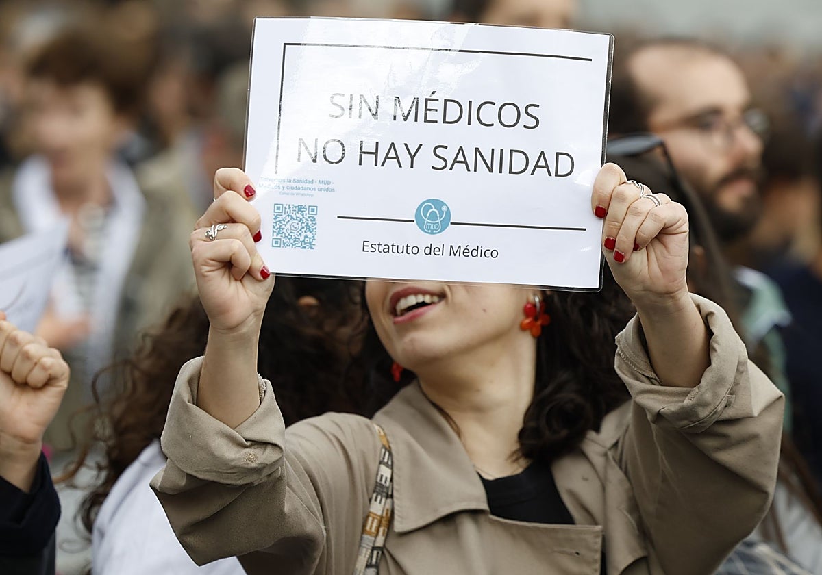 Sánchez delega en Sanidad el conflicto médico y los sindicatos lo acusan de esquivar su responsabilidad