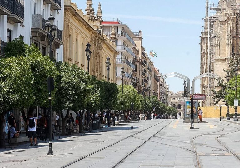 Tres muertos por calor en Sevilla en una semana: los límites de un protocolo ante una emergencia que ya no es excepcional