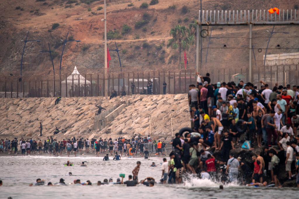 La avalancha de Ceuta: el Gobierno protege a Marruecos mientras Interior y Defensa se lanzan los trastos