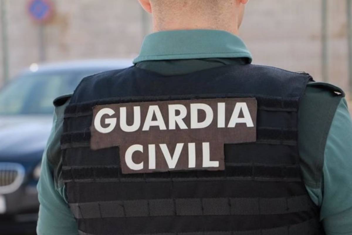 Un guardia civil entre los más de 20 detenidos en una operación antidroga en Muxía