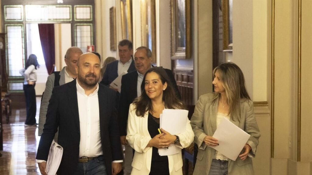 El PSOE cierra sin pruebas suficientes el expediente de acoso laboral contra la alcaldesa de A Coruña