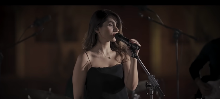 Un tribunal iraní ratifica la condena a 74 latigazos contra la cantante Parastoo Ahmadi por actuar sin velo