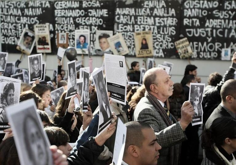 La justicia argentina procesa por primera vez a ocho acusados por el atentado de la AMIA treinta años después