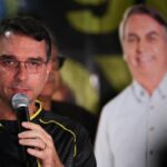Flavio Bolsonaro, investigado por corrupción y blanqueo en la financiación de un biopic sobre su padre a tres semanas de las elecciones brasileñas