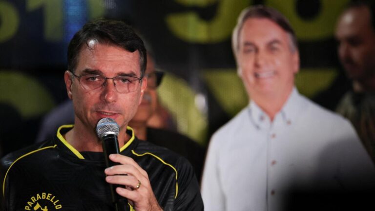 Flavio Bolsonaro, investigado por corrupción y blanqueo en la financiación de un biopic sobre su padre a tres semanas de las elecciones brasileñas