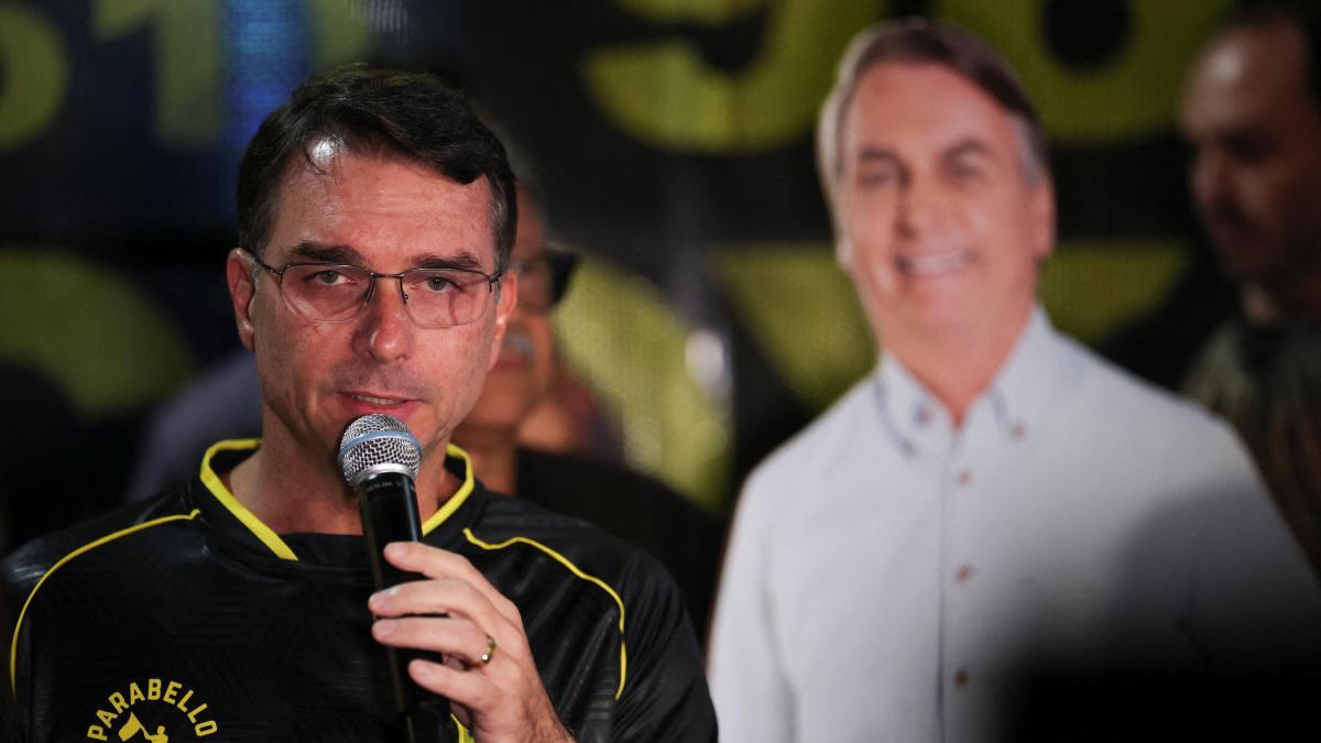 Flavio Bolsonaro, investigado por corrupción y blanqueo en la financiación de un biopic sobre su padre a tres semanas de las elecciones brasileñas