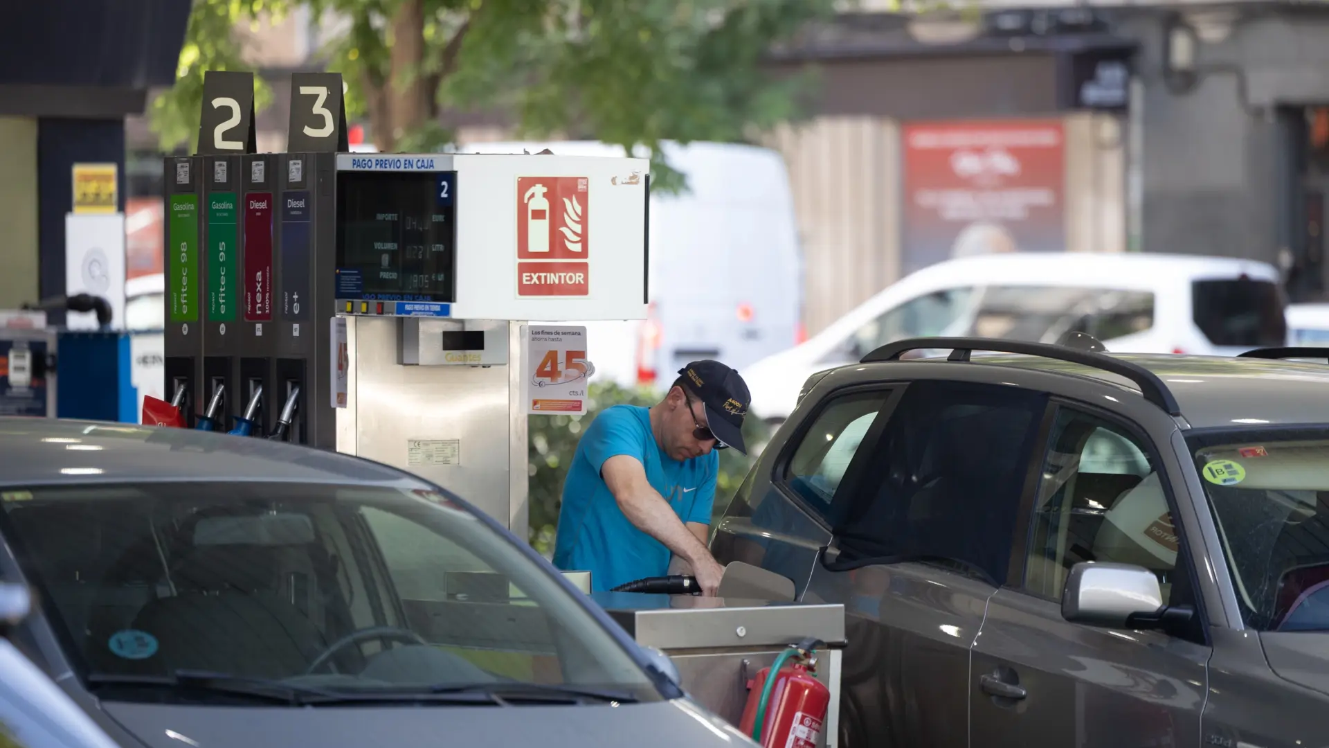Los carburantes rozan sus máximos históricos cuando el Gobierno se dispone a retirar las ayudas fiscales