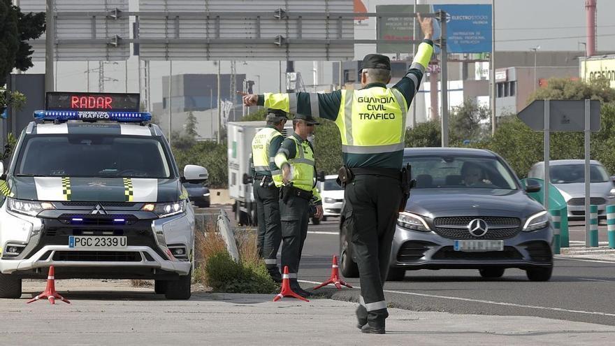 Nuevas obligaciones para motoristas y ciclistas: la DGT aprueba la reforma del Reglamento de Circulación con multas de 200 euros