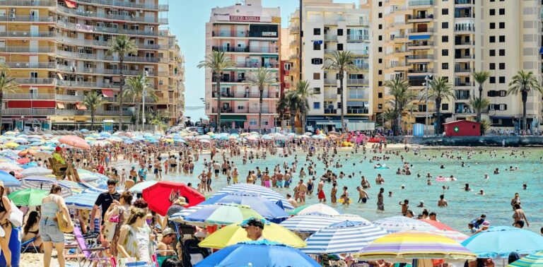 Turismo de récord en España: el agua que no sobra en los lugares donde más se consume