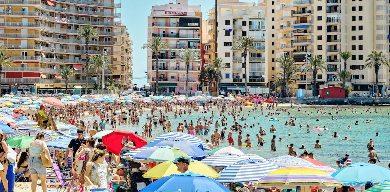 Turismo de récord en España: el agua que no sobra en los lugares donde más se consume