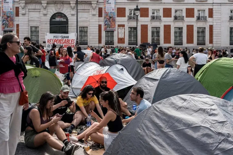 El Ayuntamiento de Madrid denuncia una «dejación de funciones» de la Delegación del Gobierno ante la acampada en la Puerta del Sol