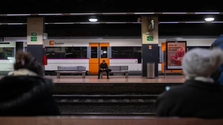El robo de cobre paraliza Rodalies: 15.000 minutos de retraso en septiembre y una red ferroviaria al límite