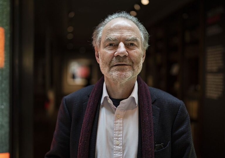 Timothy Garton Ash: «Debemos hacer todo lo posible para controlar la inmigración irregular»