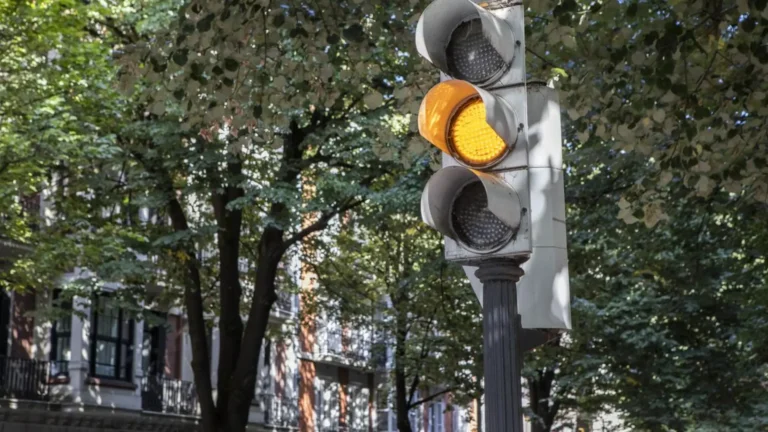 Barcelona frena la nueva norma de la DGT sobre semáforos: hasta 1.550 cruces en el punto de mira