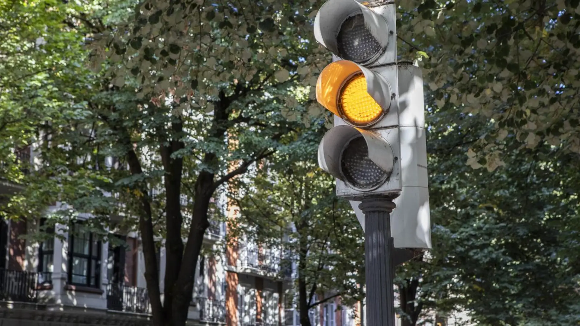 Barcelona frena la nueva norma de la DGT sobre semáforos: hasta 1.550 cruces en el punto de mira